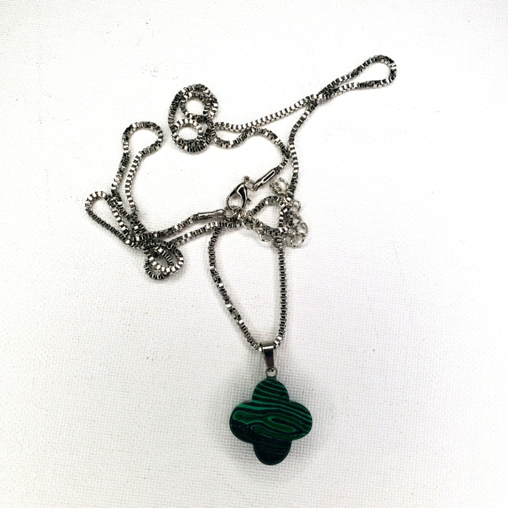 NWOT Inspired by VC & A Clover Necklace
